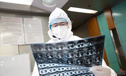 Un médico analiza los datos de un paciente infectado con coronavirus en Wuhan. | EFE