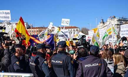 Los agricultores se manifiestan en Madrid: "Coletas, cabrón, coge el azadón"