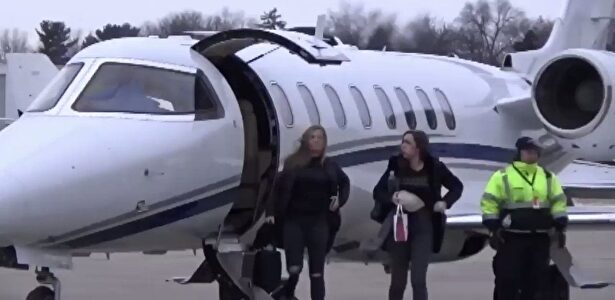 La candidata demócrata Warren pillada en un jet privado mientras alerta de la catástrofe climática