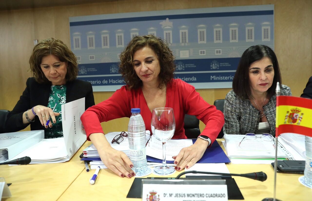 Montero, junto a la ministra de Política Territorial, Carolina Darias y la secretaria de Estado de Hacienda, Inés Bardón | EFE