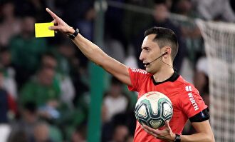 Sánchez Martínez, durante el Betis-Barcelona disputado en el Benito Villamarín. | EFE