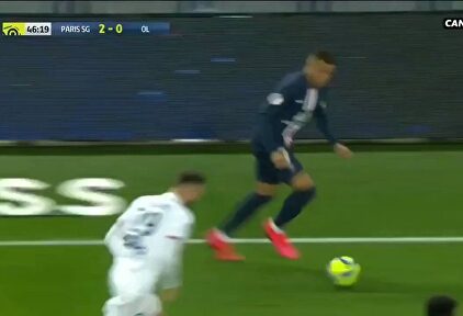 El insólito gol en propia puerta en el PSG -Lyon que está dando la vuelta al mundo