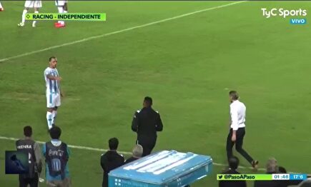 La surrealista imagen de un ex del Celta con un plátano que arrasa en Argentina