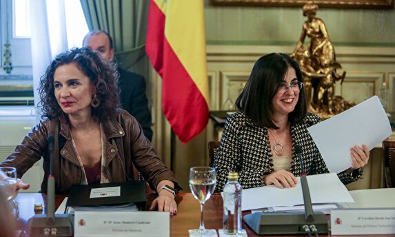 La ministra de Hacienda, María Jesús Montero y la ministra de Política Territorial y Función Pública, Carolina Darias, este lunes | Europa Press