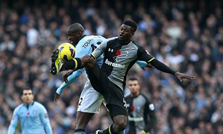 Adebayor pelea por un balón con Touré Yaya durante un partido de la Premier entre Manchester City y Tottenham. | Cordon Press