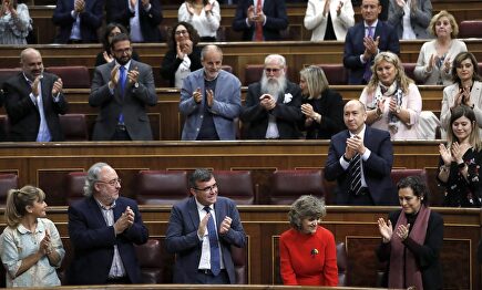 La bancada socialista aplaude a Carcedo tras defender la Ley de Eutanasia. | EFE