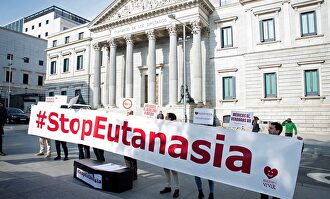 Manifestación contra la eutanasia frente al Congreso, | EFE