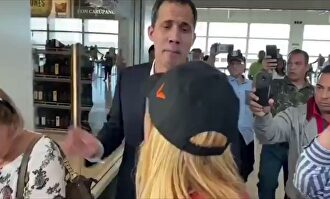 Juan Guaidó, agredido por una turba chavista al llegar a Venezuela