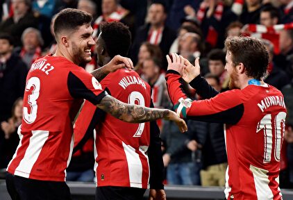 Iker Muniain celebra junto a Unai Núñez e Iñaki Williams su gol al Granada. | EFE