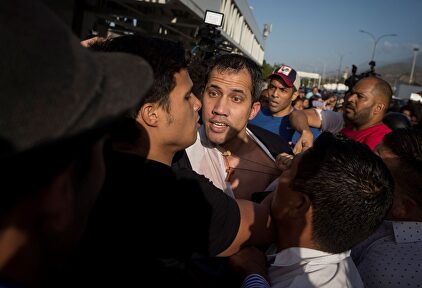 Guaidó recibió una paliza por parte de una muchedumbre chavista que lo esperó en el aeropuerto. | EFE