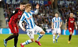 Martin Odegaard (c), en acción ante Merquelanz. | EFE