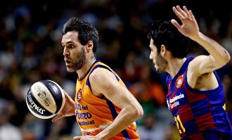San Emeterio, en acción ante Alex Abrines. | EFE