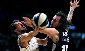 Sergio Llull (i) pelea por un balón con Ondrej Balvin. | EFE