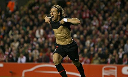 Forlán y su famoso gol ante el Liverpool. | Cordon Press