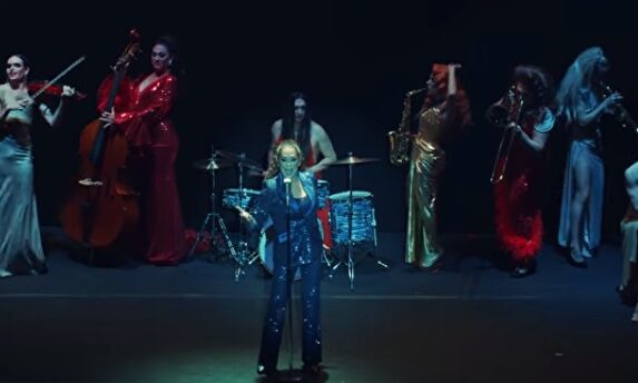 Isabel Pantoja se rodea de travestis en su nuevo videoclip