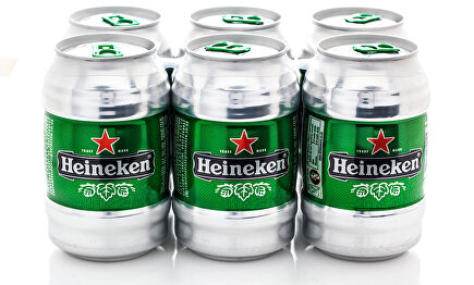 Latas de cerveza Heineken | Alamy