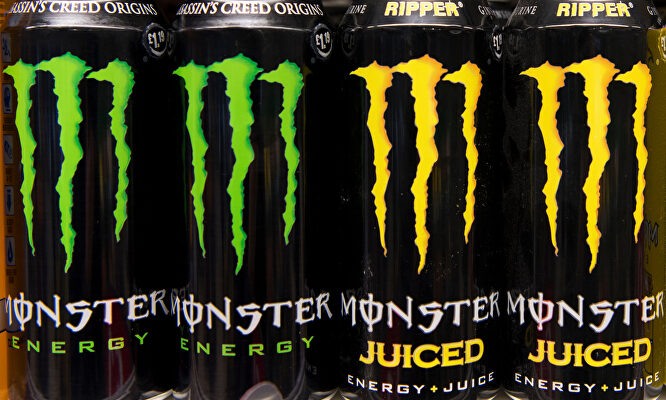 Bebida energética Monster | Alamy