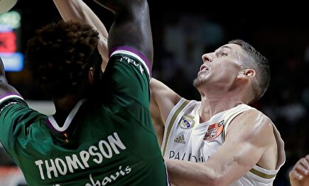 Jaycee Carroll (d), durante la final de la Copa del Rey ante Unicaja. | EFE