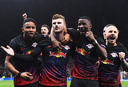 Timo Werner (2i) celebra con sus compañeros su gol al Tottenham. | EFE