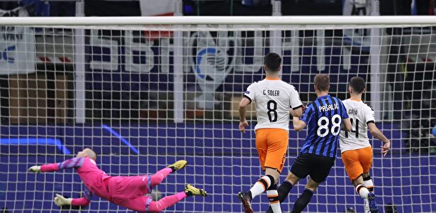 Lance del duelo de ida de octavos de la Champions entre Atalanta y Valencia en San Siro. | EFE
