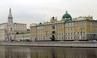 La sede de Rosneft (dcha.) junto a la Iglesia de Santa Sofía en la orilla del río Moskva | Wikipedia