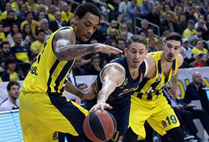 Jaycee Carroll (c), en acción ante el Fenerbahce. | EFE