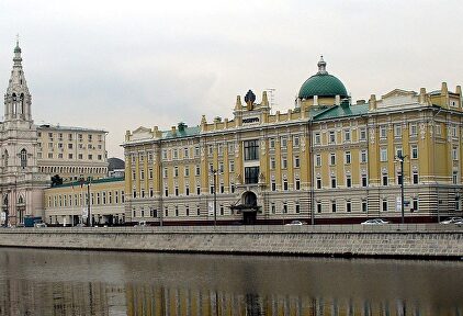 La sede de Rosneft (dcha.) junto a la Iglesia de Santa Sofía en la orilla del río Moskva | Wikipedia
