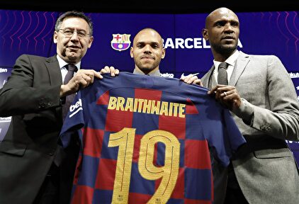 Martin Braithwaite, junto a Bartomeu y Abidal en su presentación con el Barcelona. | EFE