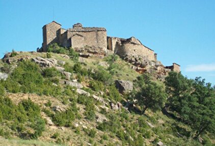 El conjunto de torreón defensivo e iglesia de Claravalls (Arén), se encuentra en avanzado estado de deterioro | Hispania Nostra