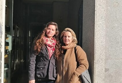 María, la propietaria, y su hija delante del portal de su hostal okupado (Gran Vía, Madrid) | LD