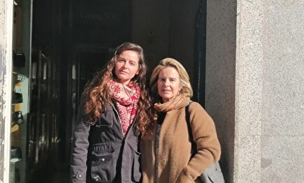 María, la propietaria, y su hija delante del portal de su hostal okupado (Gran Vía, Madrid) | LD