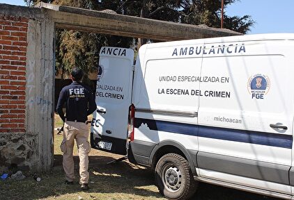 Miembros de la Fiscalía de Michoacán resguardan la zona donde fue hallada una fosa clandestina. | EFE