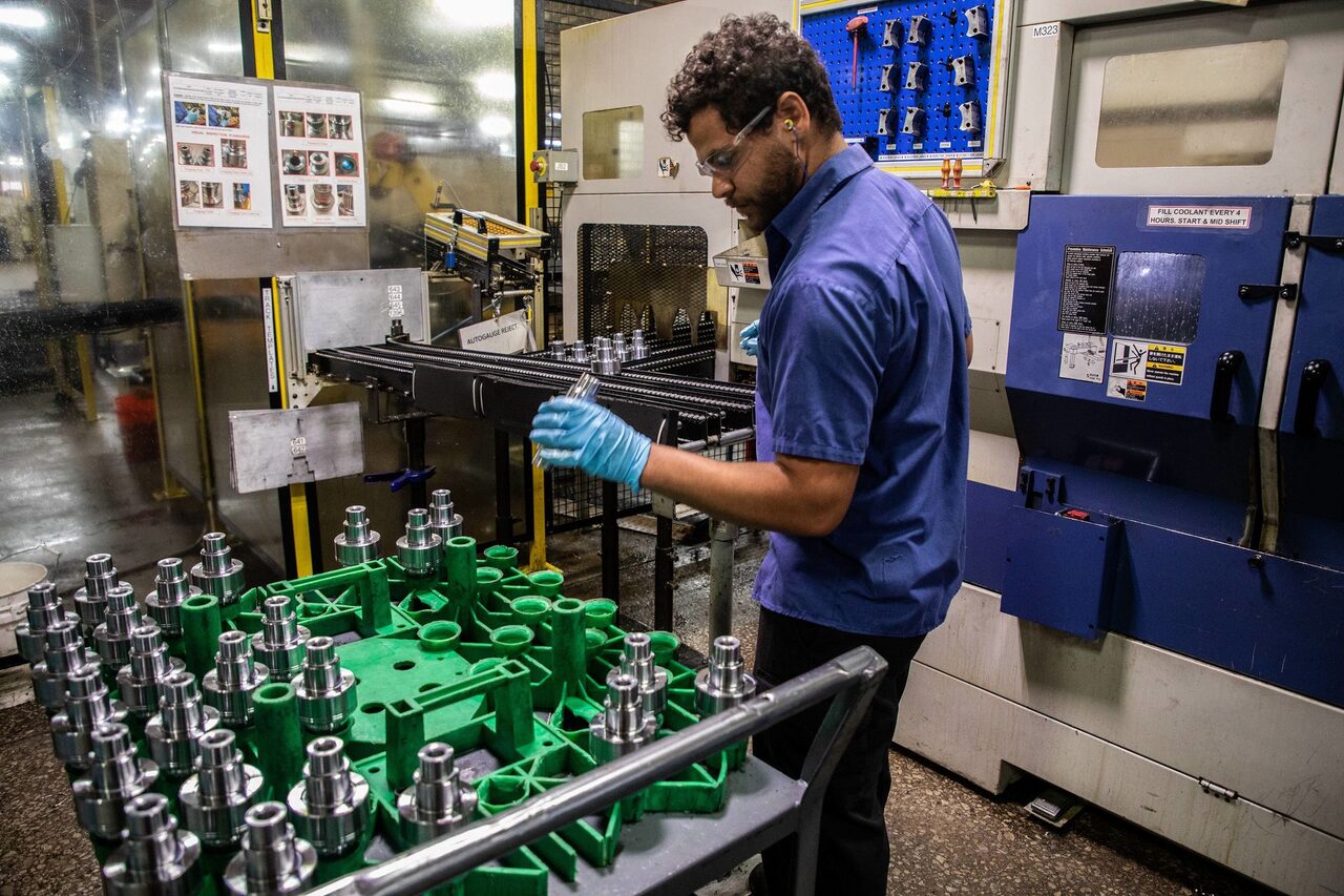 Operario en una fábrica de componentes del automóvil, en Illinois, EEUU. | Cordon Press