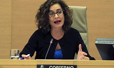 La ministra de Hacienda, María Jesús Montero, durante su comparecencia a petición propia en la Comisión de Hacienda del Congreso. | EFE