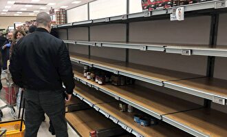 Escacez de alimentos en los supermercados de Milan, Italia | EFE