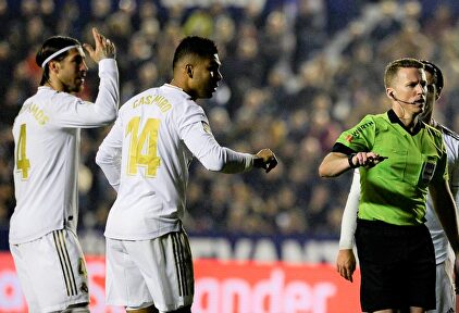 Sergio Ramos protesta una decisión de Hernández Hernández durante el Levante-Real Madrid. | Cordon Press