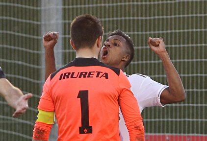Rodrygo ante Irureta. | EFE