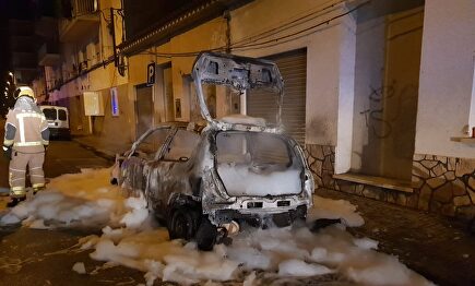 Estado en el que quedó el coche quemado del concejal de Vox. | @SergiFabri
