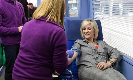 La consejera de Sanidad, donando sangre | Agencia ICAL