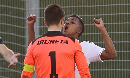 Rodrygo ante Irureta. | EFE