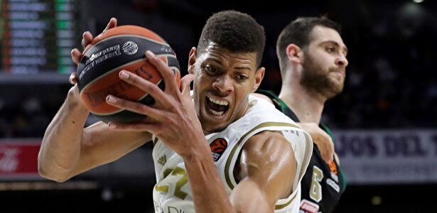 Tavares, en acción ante el Panathinaikos. | EFE