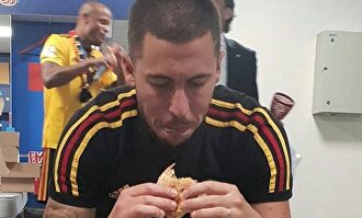 Hazard, comiendo una hamburguesa | Captura de TV