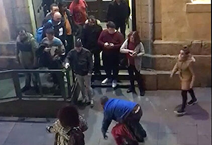 Continúa el infierno en la Iglesia San Antón del padre Ángel: los vecinos de Chueca lo denunciarán a la Fiscalía