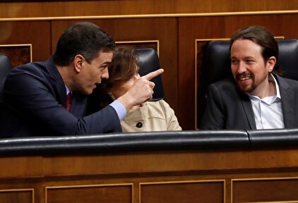 Pedro Sánchez departe con Carmen Calvo y Pablo Iglesias en el Banco Azul del Congreso | EFE