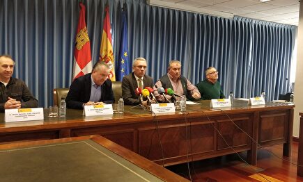 Las organizaciones agrarias, junto al delegado del Gobierno. | EsRadioCyL
