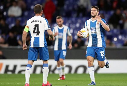 Jonathan Calleri (d) celebra uno de sus tres goles ante el Wolverhampton. | Cordon Press