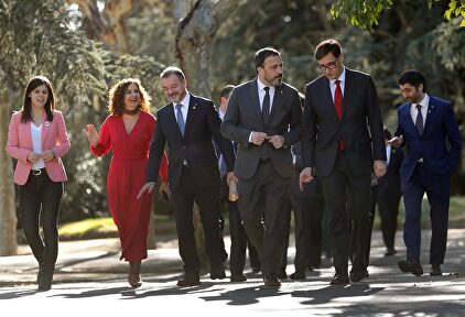 Los asistentes a la mesa de diálogo pasean por Moncloa. | EFE