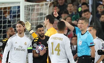 Daniele Orsato expulsa a Sergio Ramos en el Real Madrid-Manchester City. | EFE