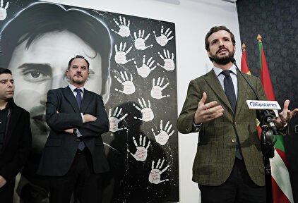 Casado e Iturgaiz junto al concejal del PP en Ermua Javier Sánchez Gómez | EFE