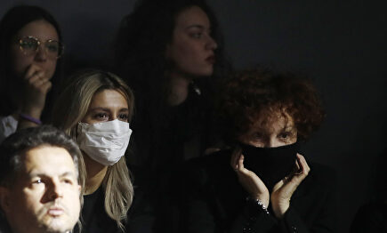 Espectadoras con mascarilla en el desfile de Milán. | Gtres